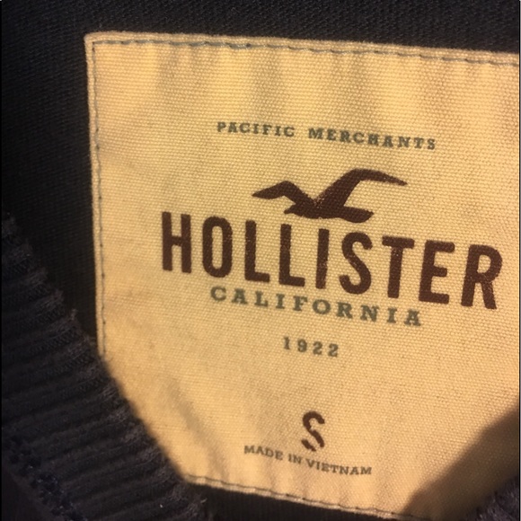 Hollister Classic Look V neck SALE! - Picture 4 of 5